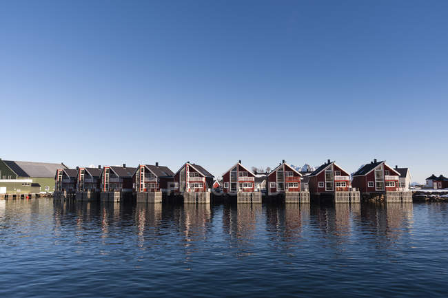 Fila di case fronte mare, Svolvaer, Isole Lofoten, Norvegia — Foto stock