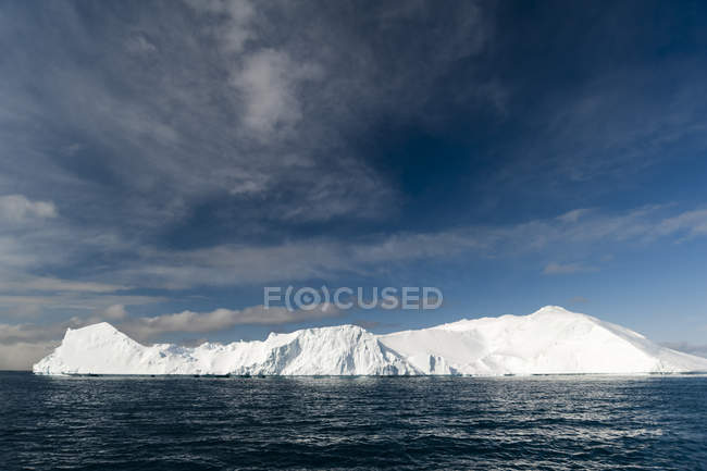 Солнечный ледник на леднике Илулиссат, залив Диско, Гренландия — стоковое фото