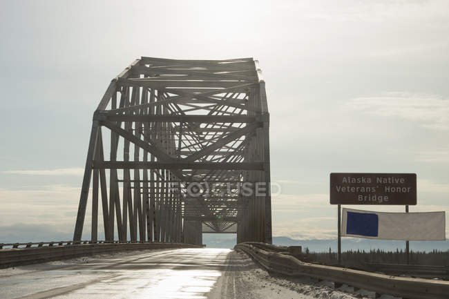 Los veteranos nativos de Alaska honran puente, Homer, Alaska - foto de stock