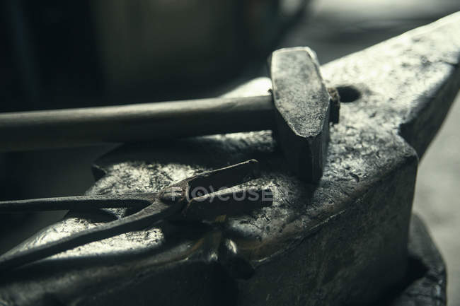 Close up of Anvil, hammer, tong — Stock Photo