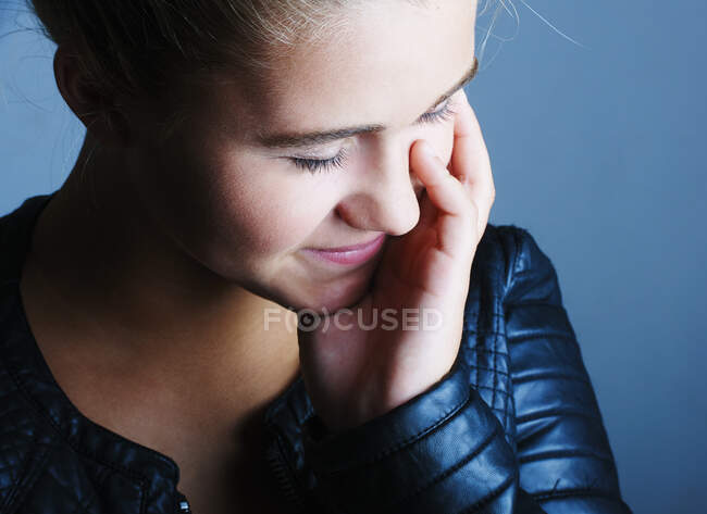 Retrato de chica adolescente bonita tímida - foto de stock
