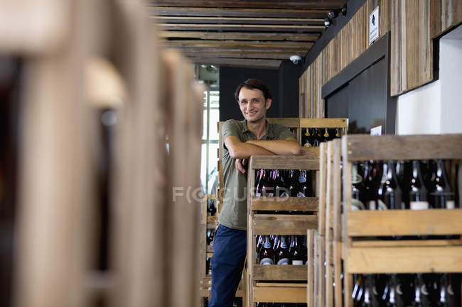 Homem adulto médio trabalhando em armazém de licor — Fotografia de Stock