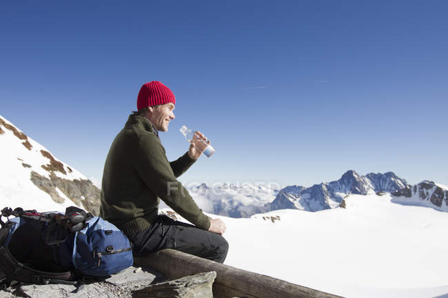 Agua potable para caminantes masculinos en la plataforma de observación, Jungfrauchjoch, Grindelwald, Suiza - foto de stock