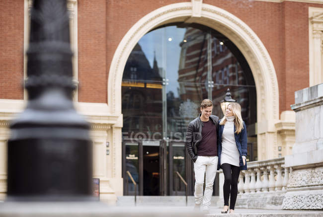 Un jeune couple se promène devant Albert Hall, Londres, Angleterre, Royaume-Uni — Photo de stock