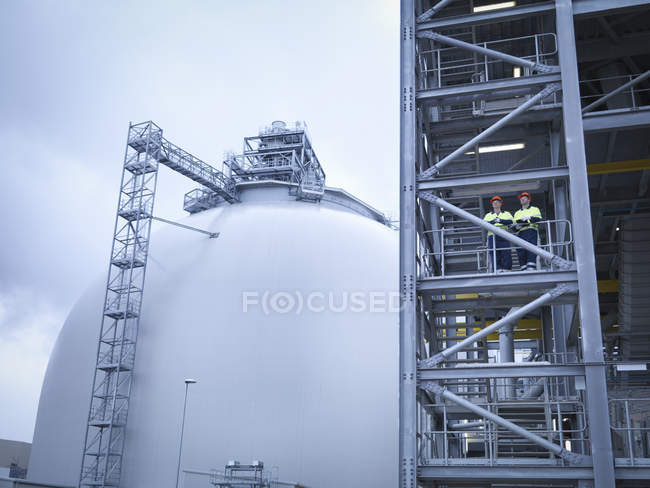 Lavoratori presso l'impianto di biomassa, vista ad angolo basso — Foto stock