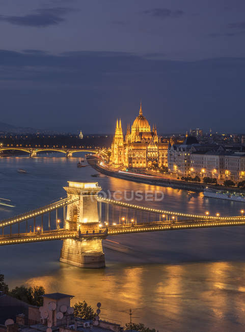 Vista panoramica del Parlamento e del Ponte delle Catene sul Danubio di notte, Ungheria, Budapest — Foto stock