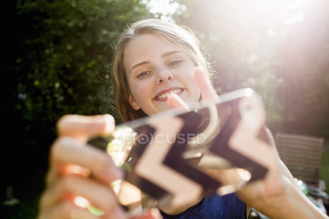Teenager macht Smartphone-Selfie im Park — Stockfoto