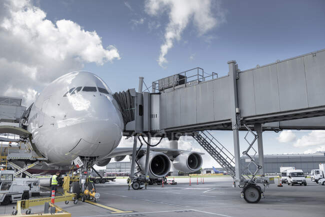 Tripulación terrestre inspeccionando aviones A380 en stand en aeropuerto - foto de stock