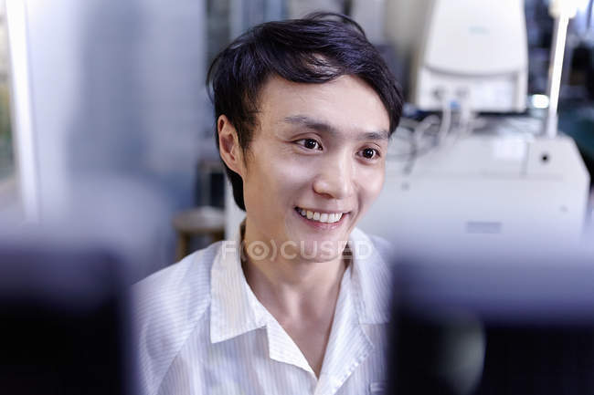 Giovane tecnico maschio che lavora nella fabbrica LED a Guangdong, Cina — Foto stock