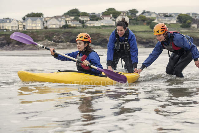 Mujer aprendiendo kayak de mar, Cornwall, Inglaterra - foto de stock
