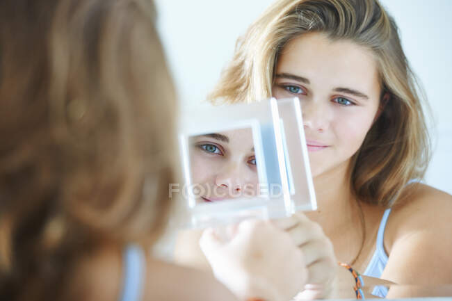 Sopra la spalla vista di riflessi specchio ragazza adolescente — Foto stock