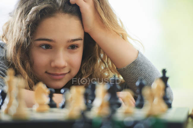 Portrait de petite fille jouant aux échecs — Photo de stock