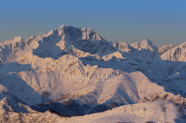 Vue panoramique du lever du soleil sur le Mont Rosa, Piémont, Italie — Photo de stock