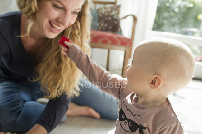 Мати грає з хлопчиком — стокове фото