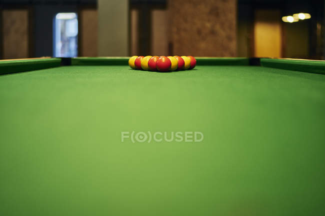 Vue de niveau de surface des balles de piscine jaunes et rouges sur la table de billard — Photo de stock