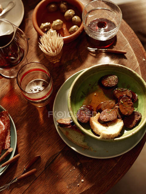 Антипасто начинается с оливок, чоризо, салями, сыра, пармской ветчины с вином — стоковое фото