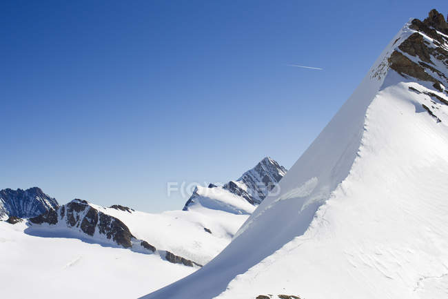 Вид заснеженных гор под ясным синим небом — стоковое фото