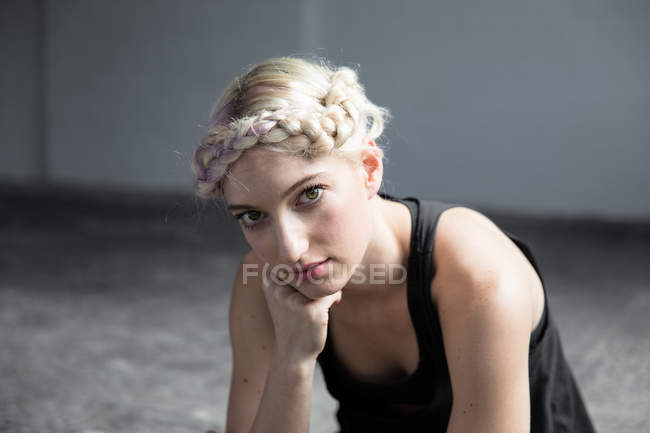 Retrato de mulher jovem com cabelo trançado — Fotografia de Stock