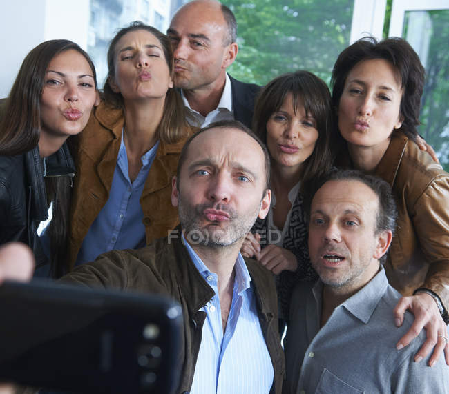 Grupo de empresarios que toman selfie en el cargo - foto de stock