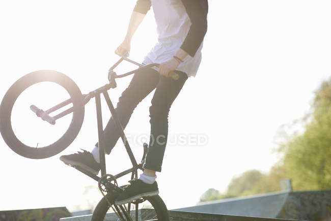 Молодий чоловік робить трюк на bmx в скейтпарку — стокове фото
