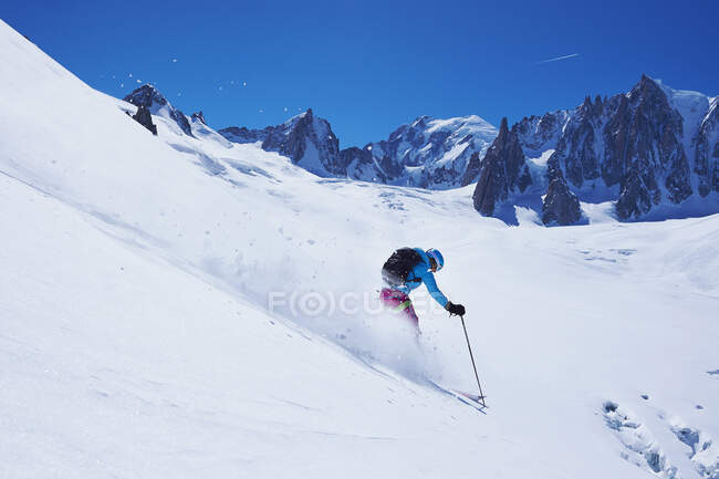Femme mûre skieuse descendant le massif du Mont Blanc, Alpes Graïennes, France — Photo de stock