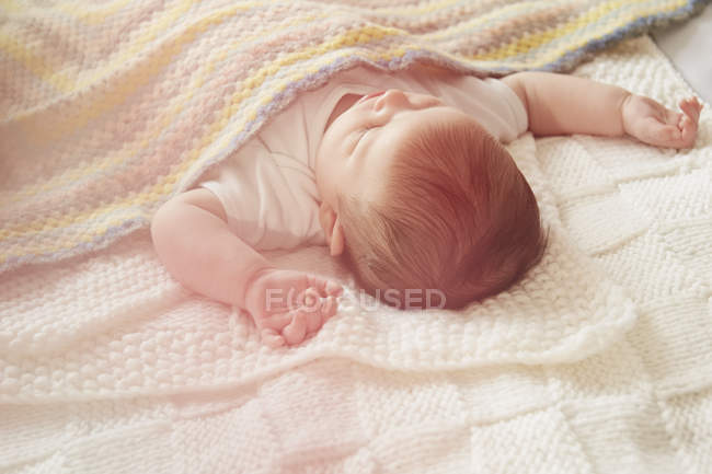 Primer plano de bebé durmiendo en la cama - foto de stock