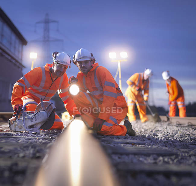 Operai addetti alla manutenzione ferroviaria che ispezionano i binari di notte a Loughborough, Inghilterra, Regno Unito — Foto stock