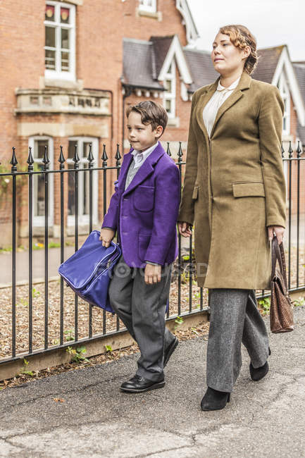 Madre caminando hijo a la escuela, enfoque selectivo - foto de stock