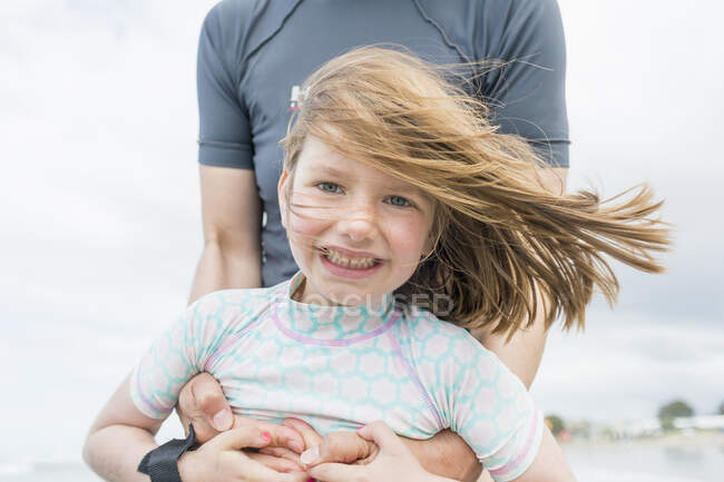 Madre e hija junto al mar - foto de stock