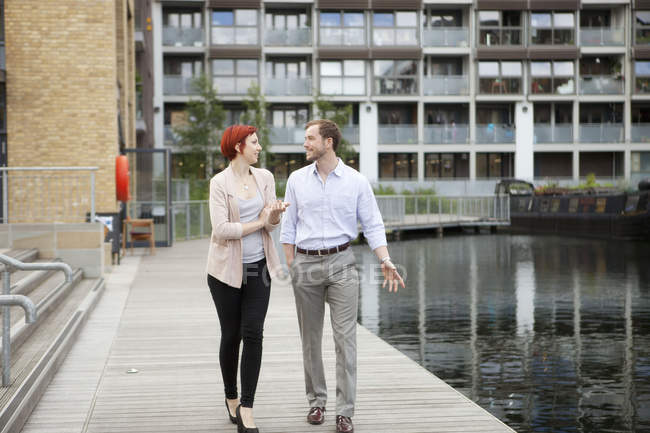 Пара прогулянки по каналу, Лондон, Великобританія — стокове фото
