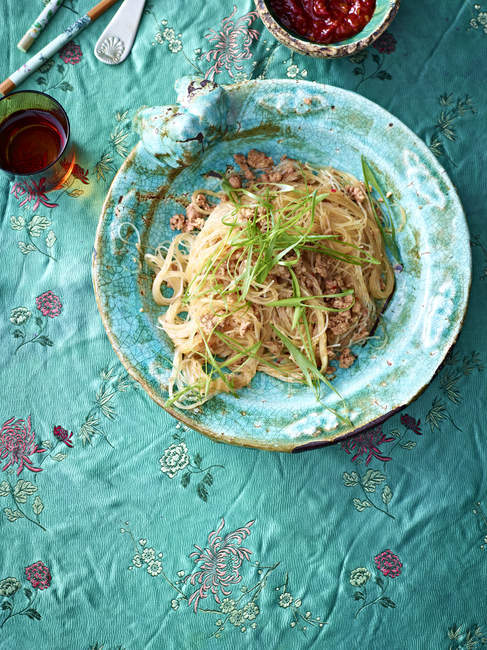 Still life of bowl with pork mince stir fry and noodles — Stock Photo