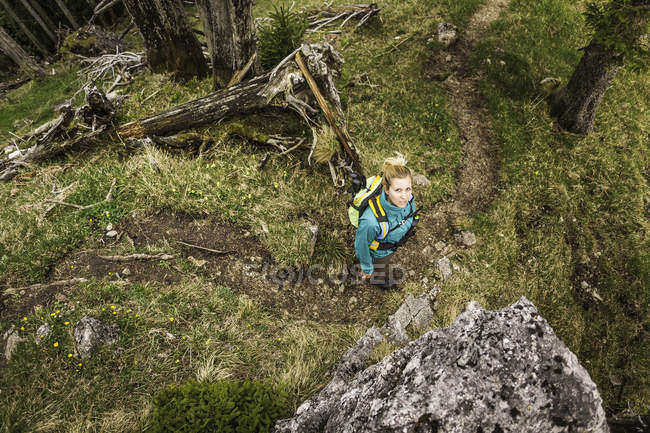 Жіночий мандрівного на шляху до гори Zinken, Oberjoch, Баварія, Німеччина — стокове фото