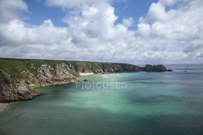 Vista de falésias e litoral, Porthcurno, Cornwall, Reino Unido — Fotografia de Stock