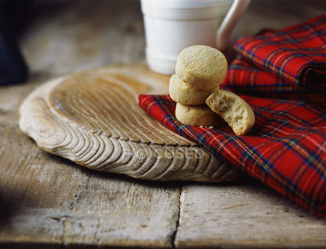 Scottish shortbread biscuits on tartan cloth napkin — Stock Photo
