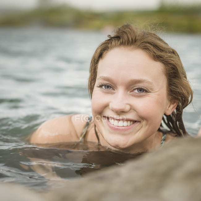 Ritratto ravvicinato di giovane donna che si rilassa nella sorgente termale della Laguna Segreta (Gamla Laugin), Fludir, Islanda — Foto stock