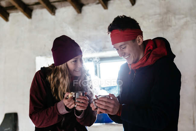 Young couple hiking, in shelter for rest, Honister Slate Mine, Keswick, Lake District, Cumbria, United Kingdom — Stock Photo