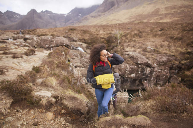 Escursioni di una donna adulta, Isola di Skye, Ebridi, Scozia — Foto stock