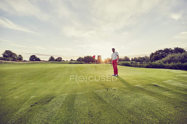 Golfista en curso, Korschenbroich, Düsseldorf, Alemania - foto de stock