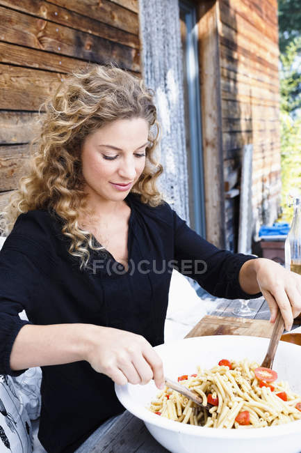 Donna che prepara il pranzo all'aperto — Foto stock