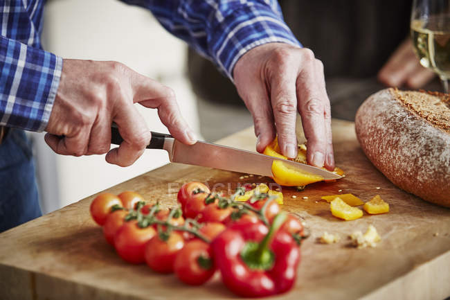 Кадроване зображення людини рубки овочів — стокове фото