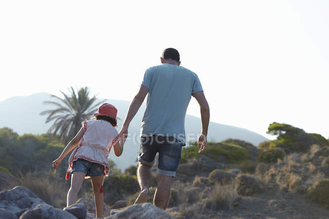 Père et fille marchant dans les collines main dans la main, Almeria, Andalousie, Espagne — Photo de stock