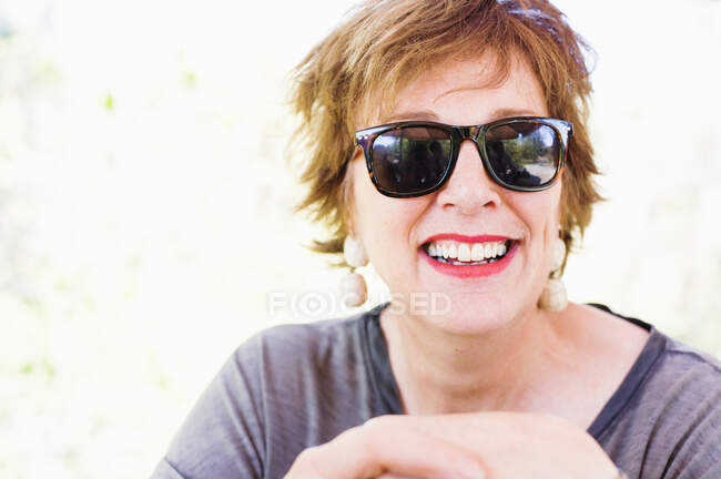 Портрет щасливої зрілої жінки у сонцезахисних окулярах. — стокове фото