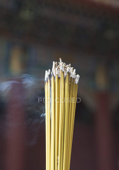 Räucherstäbchen brennen im buddhistischen Tempel, Thailand, Bangkok — Stockfoto