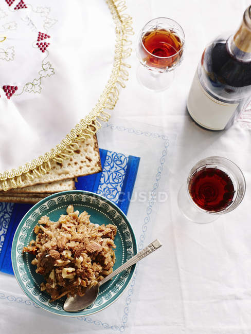 Vista superior de garrafa de vinho com dois copos na mesa na cozinha — Fotografia de Stock