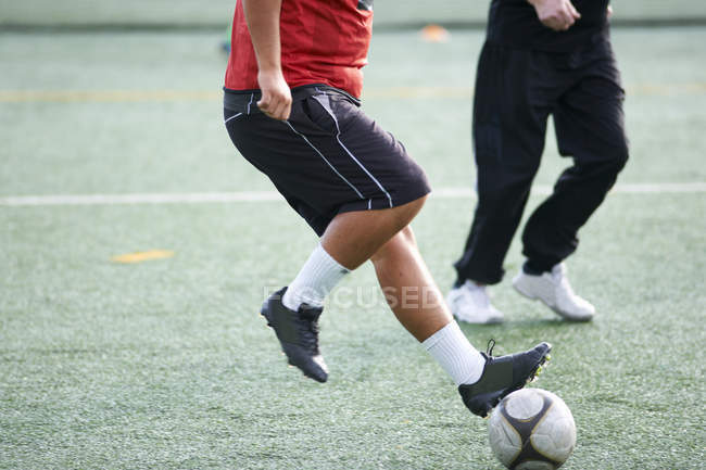 Immagine ritagliata di Uomini che giocano a calcio — Foto stock