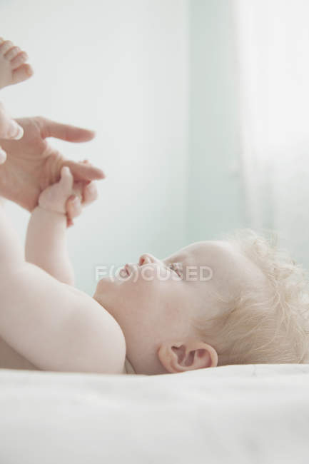 Mãe e bebê filha, de mãos dadas — Fotografia de Stock