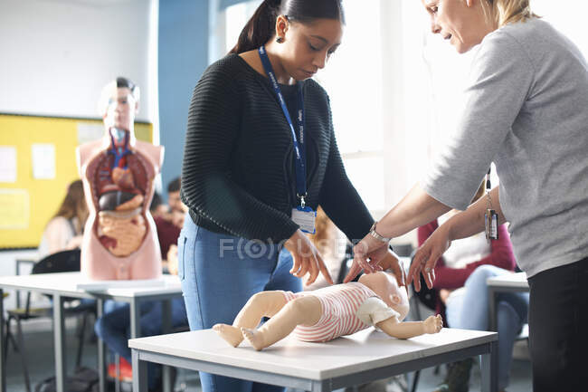 Lecturer giving guidance to college student in Childcare class — Stock Photo