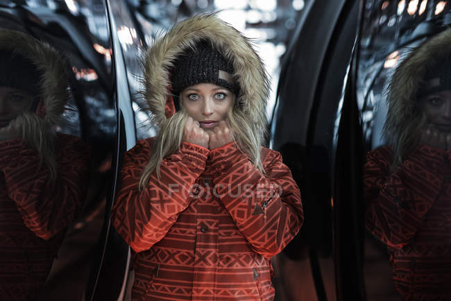 Mulher adulta média vestindo casaco com capuz peludo, retrato — Fotografia de Stock