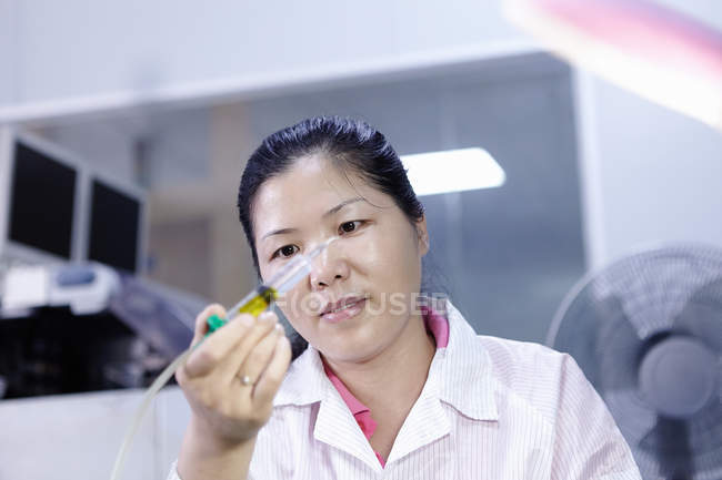 Tecnico femminile che lavora nella fabbrica LED a Guangdong, Cina — Foto stock