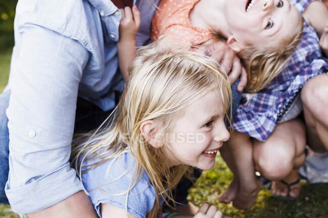 Plan recadré de parents et de trois jeunes filles dans le parc — Photo de stock